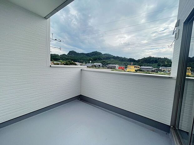 【\開放感あふれるバルコニー/】陽当たりの良いスペースで洗濯物も快適に乾燥。ちょっとした気分転換やガーデニングも楽しめる、暮らしにゆとりを添える空間です
