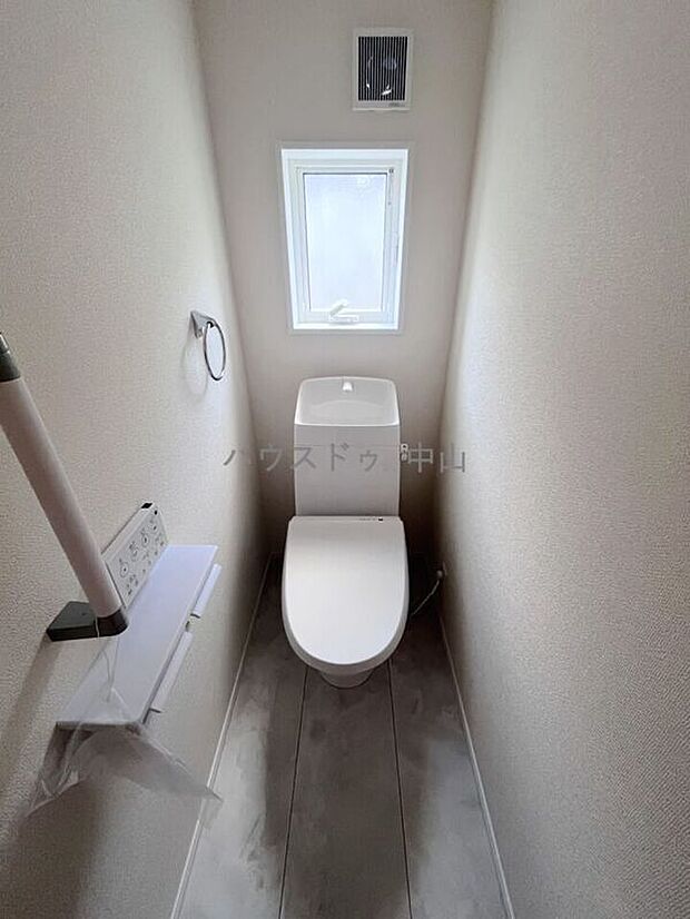【＼平家なのに2箇所トイレあり／】朝の忙しい時間帯も混み合いにくく、使い勝手の良い設計。清潔感のある空間で、毎日の暮らしをより快適に支えます。

