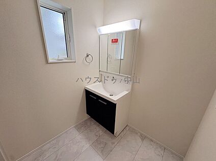 ＼お洒落と使いやすさにこだわった洗面台／