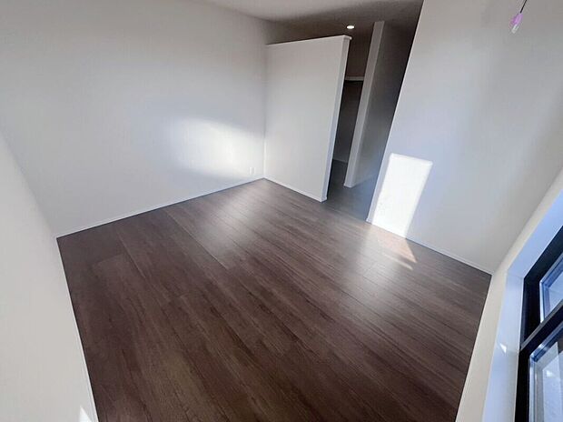 【\心安らぐ主寝室/】ゆとりある広さで、ベッドや家具の配置も自在。落ち着いた空間設計が、一日の疲れをやさしく癒し、上質な眠りへと導きます。