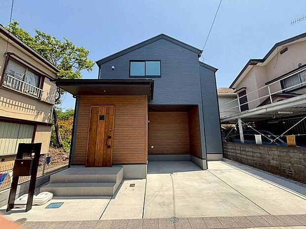 洗練されたデザインが街並みに映える、上質感あふれる邸宅。ゆとりある空間設計が、家族の日常に心地よさと開放感をもたらします。