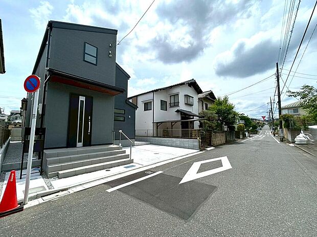 めじろ台駅まで徒歩10分という利便性を持ちながら、現地は閑静な住宅街です。お写真からも伝わる広く青い空が、住まう人の心にゆとりをもたらしてくれます。