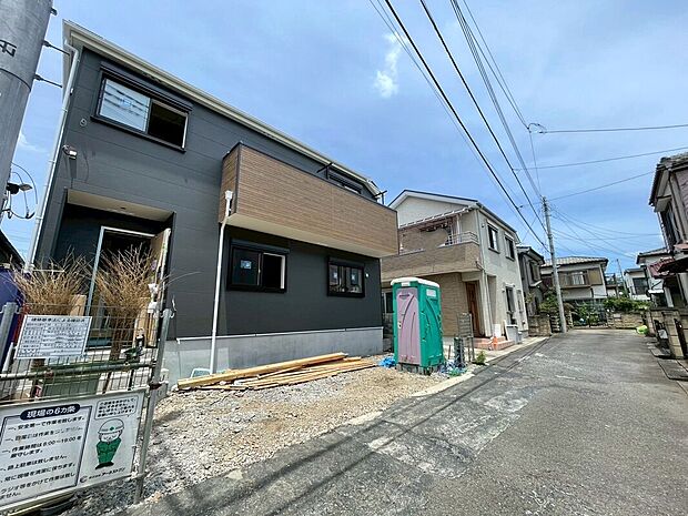 住人以外の車の進入も少なく、小さなお子様を持つご家庭にも安心。カースペースを広く確保したので、愛車のお手入れもしやすくなっております。資料送付・ご見学即対応！お気軽にお問い合わせください！！