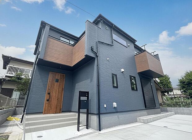 小学校やスーパーまで近く、暮らしやすい環境です♪落ち着いた雰囲気のグレーを基調とした外観は、スタイリッシュでお洒落。採光良好且つ、風通しも良く、快適に暮らせるお住まいです。