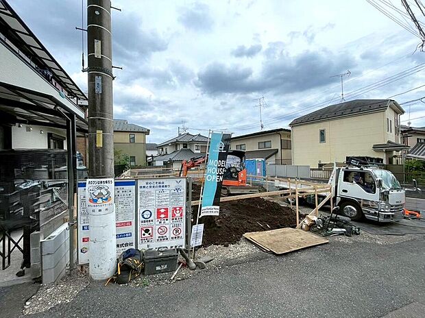静かな生活道路に面した、安心の住まい。車の往来が少なく、小さなお子さまがいるご家族にも優しい、穏やかな環境が整っています。