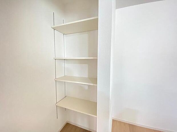 1号棟
たっぷりしまえてお部屋がすっきり片付く、頼もしい収納スペース。どこに何があるか一目でわかり、毎日の出し入れやお片付けもラクラクです!