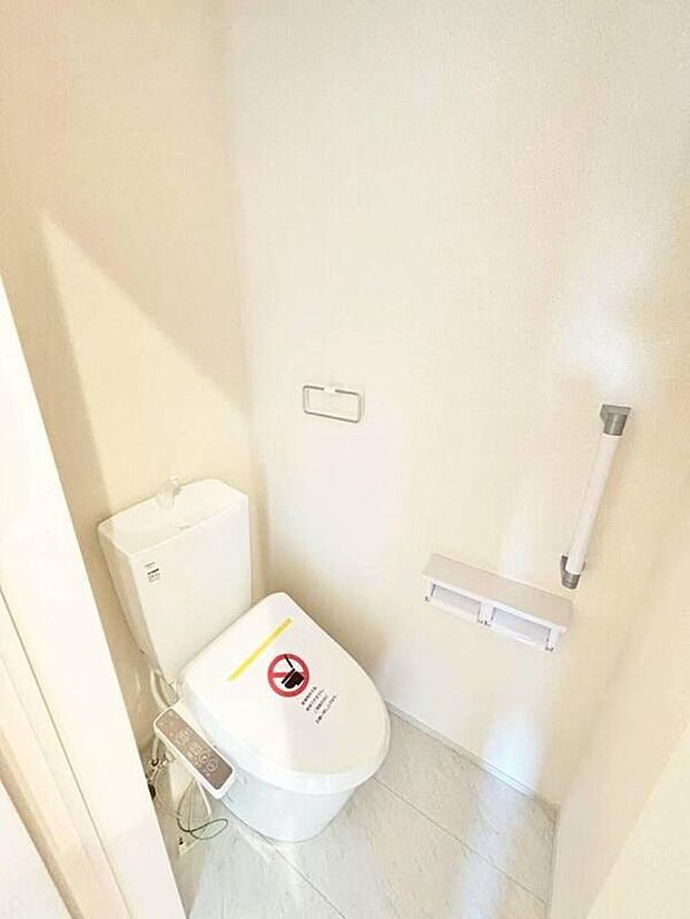 【トイレ】温水洗浄機能を備えたトイレで、毎日をより快適に。使うたびに心地よさを実感できる、うれしい設備仕様です。