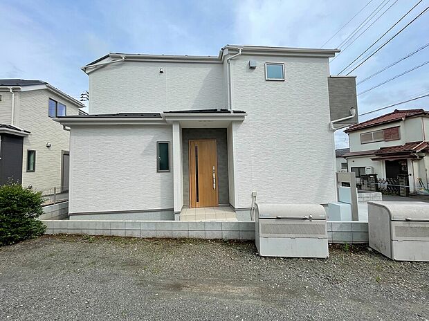 【現地外観写真】2号棟 周辺は静かで落ち着いた住宅街。車通りも少ないため、小さなお子様との暮らしにも安心です♪