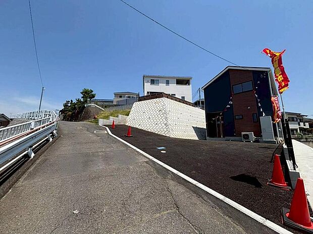 【 前面道路含む現地写真】ＪＲ中央線「八王子」駅までバス24分「新川口」バス停徒歩4分！
教育施設やお買い物施設がバランスよく揃った住環境です♪