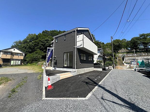 【前面道路含む現地写真】【1号棟】グレーの外観にホワイトのバルコニーがアクセントのシックで洗練された邸宅。閑静な住宅街に馴染むファサードです。小学校まで徒歩10分、スーパーまで徒歩9分と住環境が揃う暮らしやすい立地です。