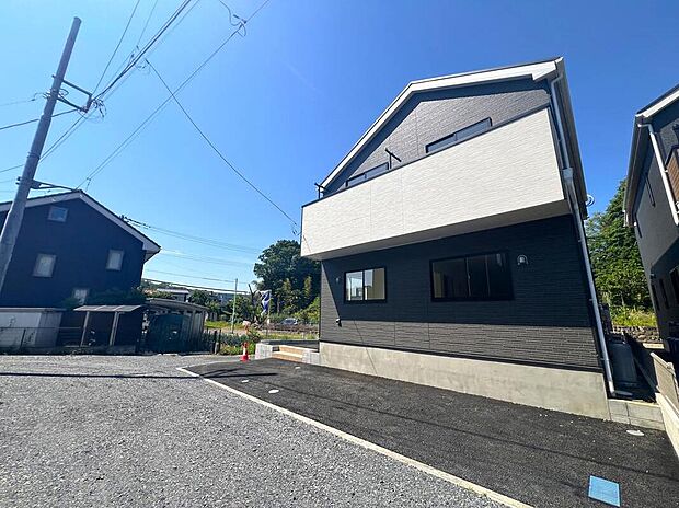 【駐車場】【1号棟】駐車場には全棟2台ずつ停められます。ご夫婦それぞれ車を所有できるだけでなく、急な来客時にも対応可能です。またお子様の自転車なども停められるゆとりあるスペースです。