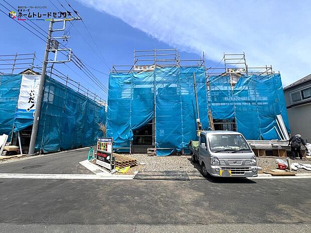 【現地外観写真】陽当りの良い道路に面したお住まい。道路幅も広めで、開放感たっぷり♪前道が6ｍあるので、車庫入れが苦手な方でも安心して入れられます。