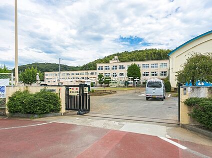 八王子市立加住小学校 250m(徒歩4分)