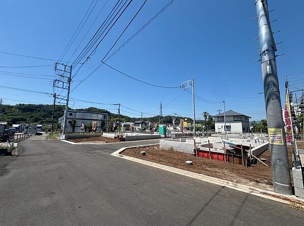 【前面道路含む現地写真】住人以外の車の進入も少なく、小さなお子様を持つご家庭にも安心。カースペースを広く確保したので、愛車のお手入れもしやすくなっております。資料送付・ご見学即対応!お気軽にお問い合わせください♪