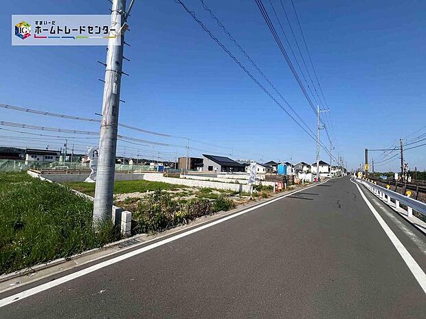 【前面道路含む現地写真】落ち着いた住環境で心安らぐ低層住宅地。周辺に高い建物が無く、空が広く大きく感じられます！