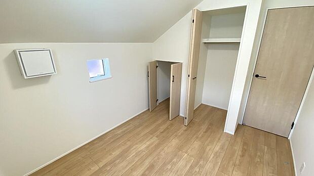 【リビング以外の居室】充分な広さの収納を備えた洋室は、快適空間。プライベートの時間もお寛ぎ頂けそうです。
