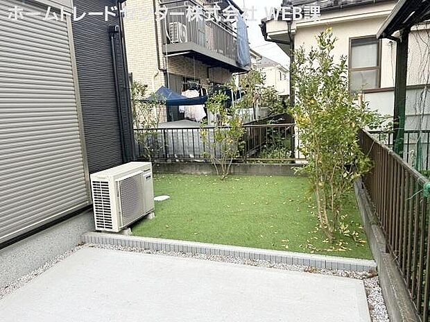 【庭】◆南向きで陽当たり良好なお庭スペース♪緑が映える人工芝が敷かれており、ガーデニングやちょっとした息抜きにもぴったりです☆カースペースとも隣接しているため、お荷物の出し入れやお掃除もラクラク◎