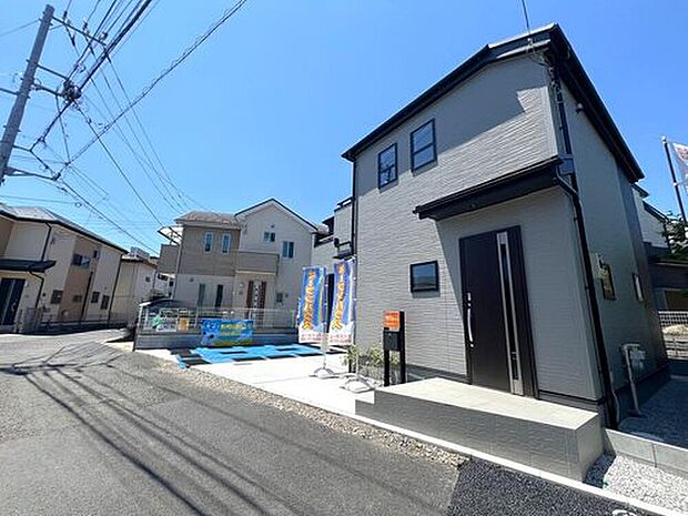 【分譲済街並み写真】区画の整った分譲地内に位置する住まい。新しい街並みの中で、快適な新生活をスタートできます。