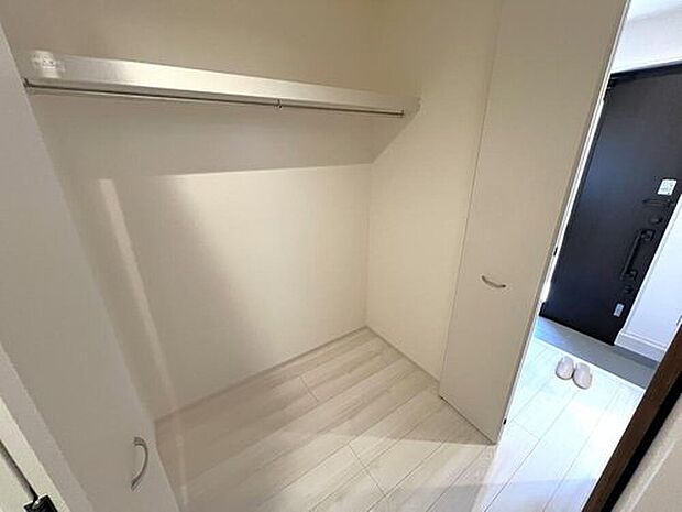【収納】玄関近くにクローゼットを設けた便利な間取り。コートやバッグを帰宅後すぐに収納できるため、リビングへ生活感を持ち込みにくくなります。