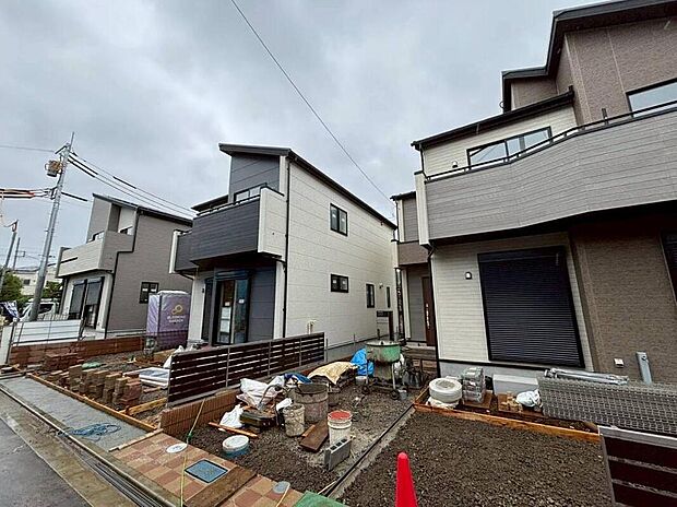 【現地外観写真】◆第一種低層住居専用地域のため、落ち着いた街並みが広がります。