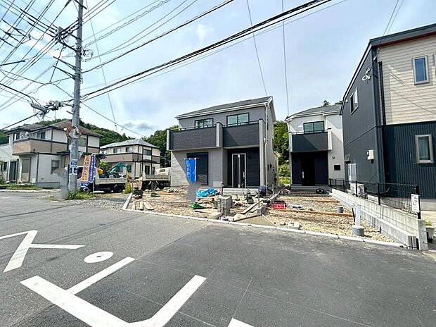 【前面道路含む現地写真】◆前面道路は約5mのためお車の出し入れもラクに出来ます。またカースペースはお車だけでなく自転車なども停められるよう2台分確保、充実したカーライフをお楽しみいただけます。