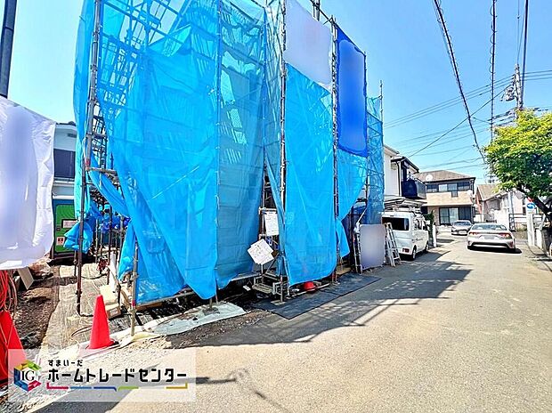 【前面道路含む現地写真】一戸建ての大きなメリットは、「自分の土地」を自由に使えること。好きなペットが飼えるほか、ガーデニングやＤＩＹ、車やバイクの手入れなど様々な趣味を楽しめます♪