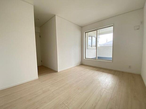 【リビング以外の居室】2号棟　2階には、6.5畳のお部屋が2部屋、7畳のお部屋が1部屋と、広さの異なる3つの洋室を配置。お子さまそれぞれの個室や書斎など、ライフスタイルに合わせて自由に使い分けられる柔軟性の高い間取りです。