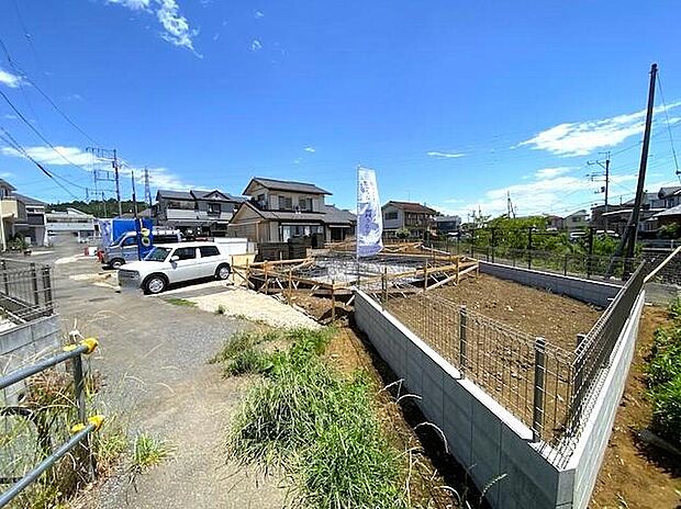 【前面道路含む現地写真】カースペースも2台分ございますので、通勤で車をお使いの方にもオススメ◎周辺は交通量の少なく、小さなお子様がいても安心です☆