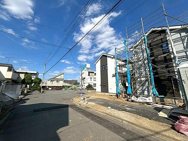 【前面道路含む現地写真】緑豊かな住宅地に佇む住まい。周辺は交通量も少なく、穏やかな住環境が広がります。