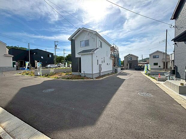 【現地外観写真】広い前面道路で駐車もスムーズ、送り迎えも安心。ゆとりある道路環境が、忙しい毎日をサポートし、家族の暮らしを快適にします。