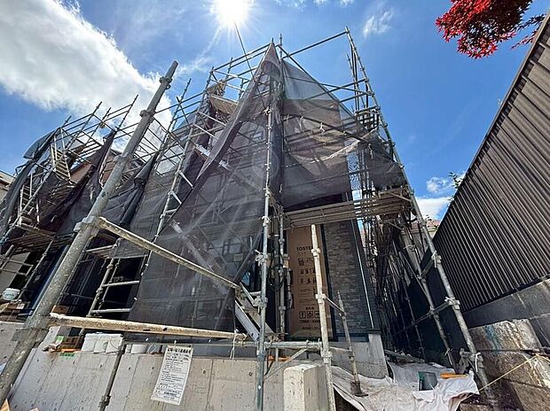 【現地外観写真】一戸建ての大きなメリットは、「自分の土地」を自由に使えること。好きなペットが飼えるほか、ガーデニングやＤＩＹ、車やバイクの手入れなど様々な趣味を楽しめます♪