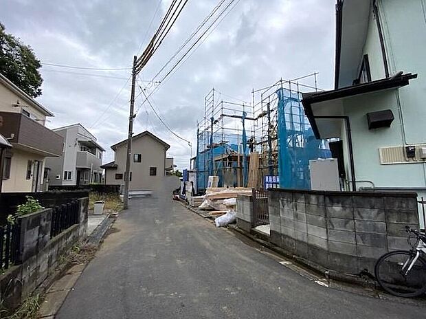 【前面道路含む現地写真】☆飯田グループホールディングス唯一の販売専門会社のホームトレードセンターの社員が直接、当物件をご案内いたします。見学希望、資料請求等、お気軽にお問い合わせくださいませ♪