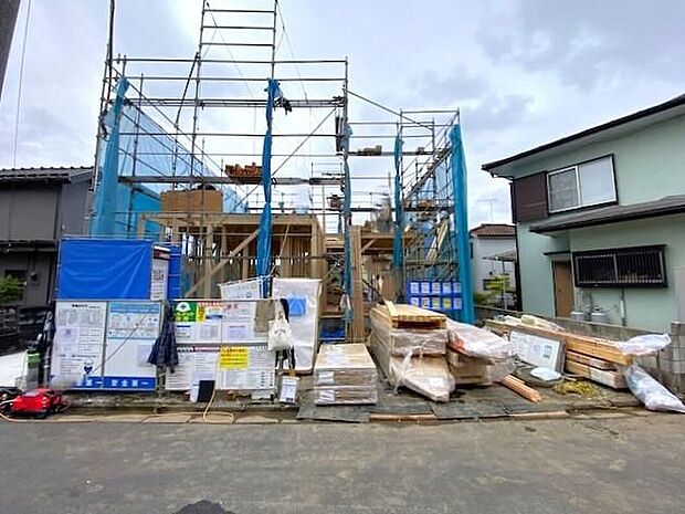 【現地外観写真】一戸建ての大きなメリットは、「自分の土地」を自由に使えること。好きなペットが飼えるほか、ガーデニングやＤＩＹ、車やバイクの手入れなど様々な趣味を楽しめます！