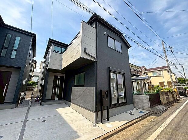 【前面道路含む現地写真】一戸建ての大きなメリットは、「自分の土地」を自由に使えること。好きなペットが飼えるほか、ガーデニングやＤＩＹ、車やバイクの手入れなど様々な趣味を楽しめます！