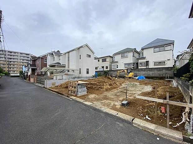 【前面道路含む現地写真】飯田グループホールディングス唯一の販売専門会社のホームトレードセンターの社員が直接、当物件をご案内いたします。見学希望、資料請求等、お気軽にお問い合わせくださいませ♪