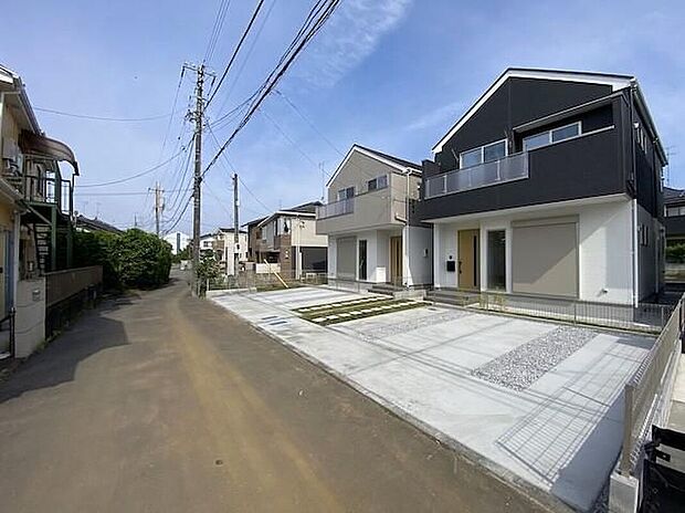 【前面道路含む現地写真】一戸建ての大きなメリットは、「自分の土地」を自由に使えること。好きなペットが飼えるほか、ガーデニングやＤＩＹ、車やバイクの手入れなど様々な趣味を楽しめます♪