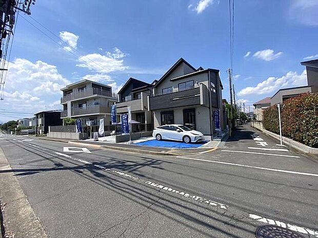 【前面道路含む現地写真】周辺は静かで落ち着いた住宅街。車通りも少ないため、小さなお子様との暮らしにも安心です♪


