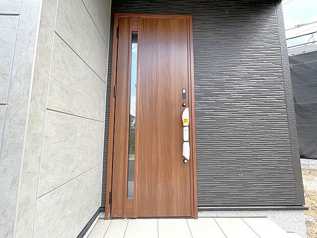 【玄関】3号棟 ☆飯田グループホールディングス唯一の販売専門会社のホームトレードセンターの社員が直接、当物件をご案内いたします。見学希望、資料請求等、お気軽にお問い合わせくださいませ♪