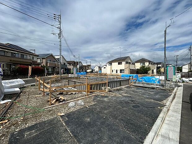 【前面道路含む現地写真】大型の開発分譲地内です。新設道路など、快適に暮らせる環境に加え、ゆとりの広さを備えた分譲地となっております。