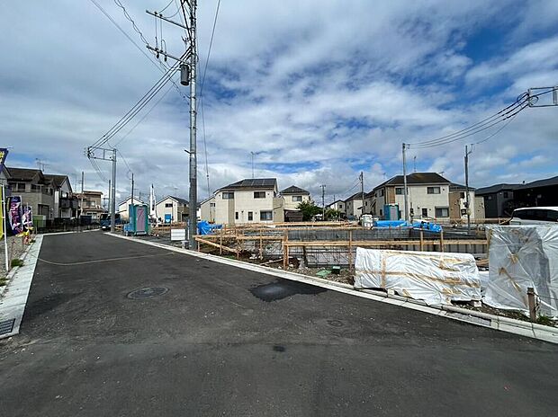 【前面道路含む現地写真】休日にご家族揃ってご見学はいかがでしょうか♪実際の現地を見てみると図面などではわからない、新たな発見もありますのでまずはお気軽にお問い合わせください！