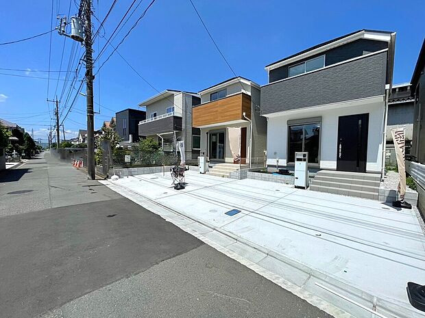 【現地外観写真】2号棟 飯田グループホールディングス唯一の販売専門会社のホームトレードセンターの社員が直接、当物件をご案内いたします。見学希望、資料請求等、お気軽にお問い合わせくださいませ♪