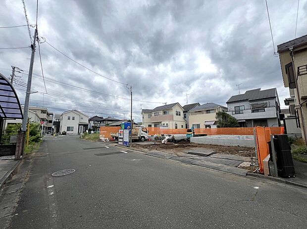【現地外観写真】2号棟◆今から見たい！大歓迎です♪ お気軽にホームトレードセンターまでお問い合わせください。 閑静な街並みの分譲地を是非現地にてご覧ください。