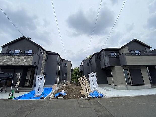 【前面道路含む現地写真】この街とこの家で暮らしたくなる魅力が満載。利便性と自然、周辺環境の心地よさは写真や文章では伝えきれません。日々の動線や採光、周辺施設との距離感まで、ぜひ現地でご体感ください。