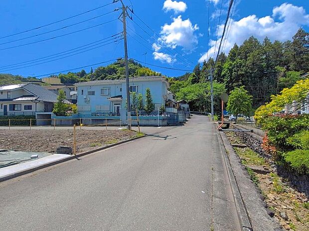 【前面道路含む現地写真】落ち着いた住環境で心安らぐ低層住宅地。周辺に高い建物が無く、空が広く大きく感じられます♪