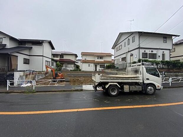 【現地外観写真】静かな住宅街に佇む、落ち着きのある住環境。程よい距離感が心地よく、穏やかで安心感のある暮らしがここから始まります。
