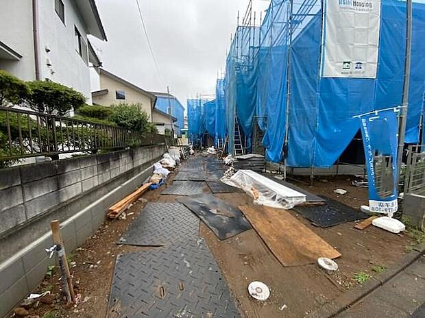 【現地外観写真】一戸建ての大きなメリットは、「自分の土地」を自由に使えること。好きなペットが飼えるほか、ガーデニングやＤＩＹ、車やバイクの手入れなど様々な趣味を楽しめます♪