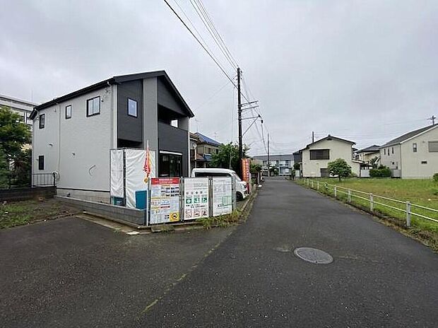【前面道路含む現地写真】休日にご家族揃ってご見学はいかがでしょうか♪実際の現地を見てみると図面などではわからない、新たな発見もありますのでまずはお気軽にお問い合わせください♪