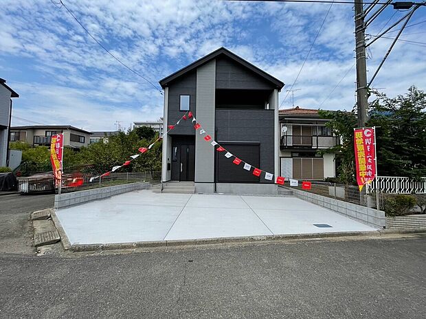 【現地外観写真】一戸建ての大きなメリットは、「自分の土地」を自由に使えること。好きなペットが飼えるほか、ガーデニングやDIY、車やバイクの手入れなど様々な趣味を楽しめます♪