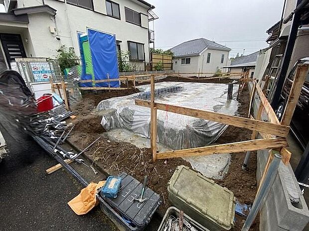 【現地外観写真】一戸建ての大きなメリットは、「自分の土地」を自由に使えること。好きなペットが飼えるほか、ガーデニングやＤＩＹ、車やバイクの手入れなど様々な趣味を楽しめます♪