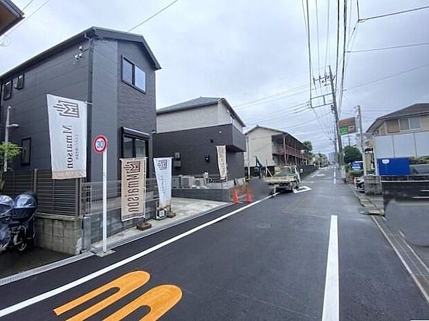 【前面道路含む現地写真】1号棟一戸建ての大きなメリットは、「自分の土地」を自由に使えること。好きなペットが飼えるほか、ガーデニングやDIY、車やバイクの手入れなど様々な趣味を楽しめます♪♪